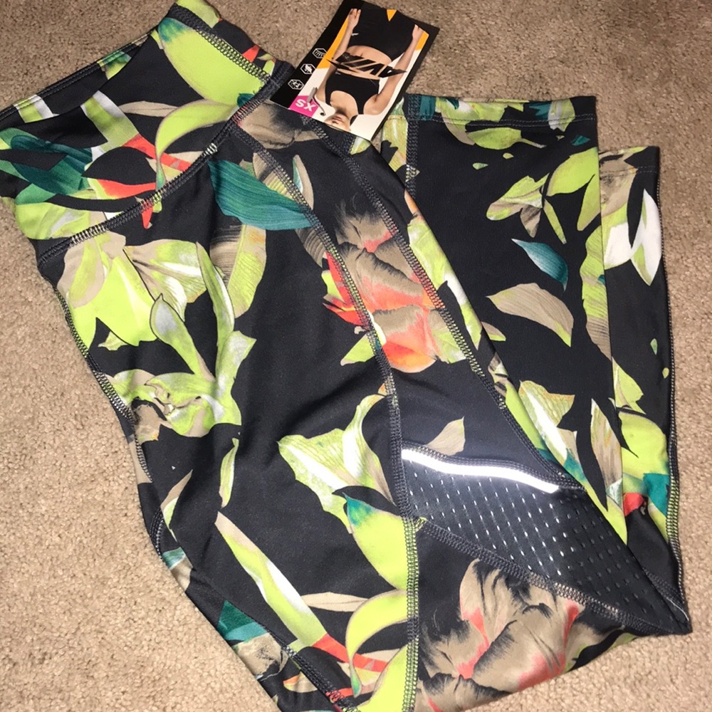 🔴LAST CHANCE 🔴 NWT AVIA XS print Capri